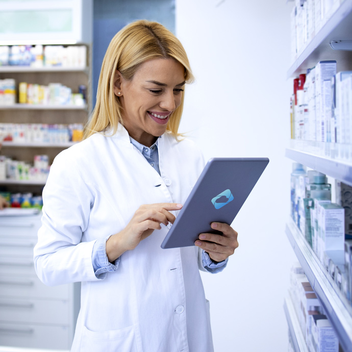 Pharmacienne utilisant Logilcloud